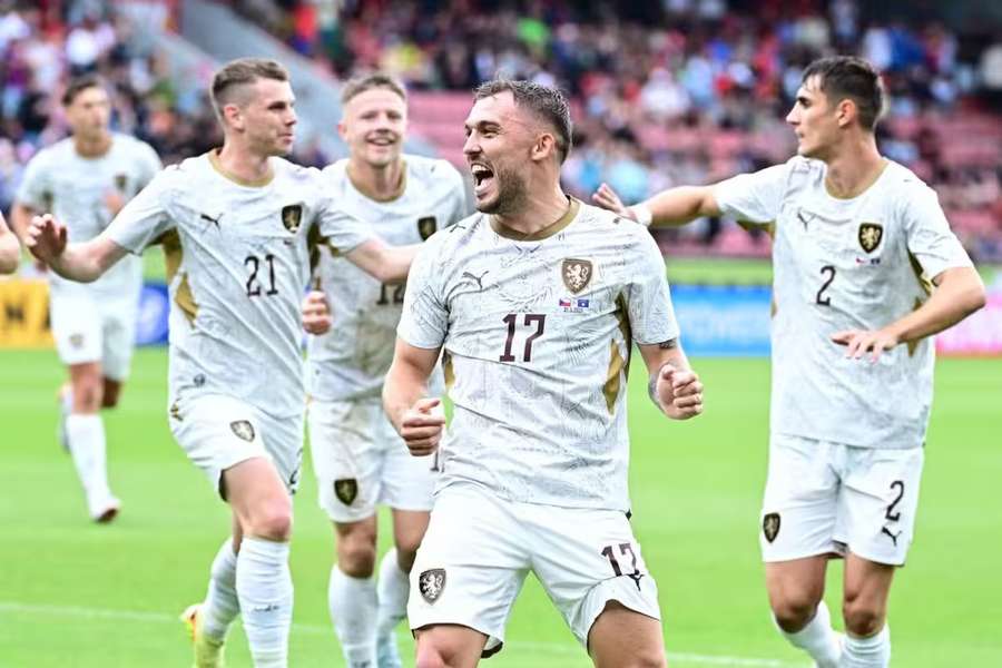 REPREZENTACE ONLINE: Češi hrají naposledy doma před MS. Proti Kosovu hájí rychlé vedení