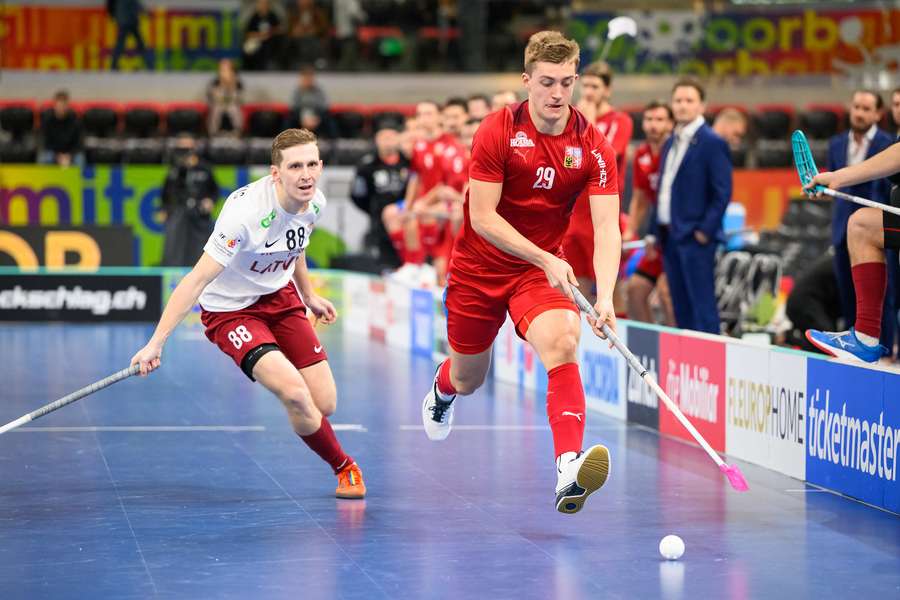 Rolands Kovalevskis a Filip Langer v utkání Česko – Lotyšsko na MS 2022.