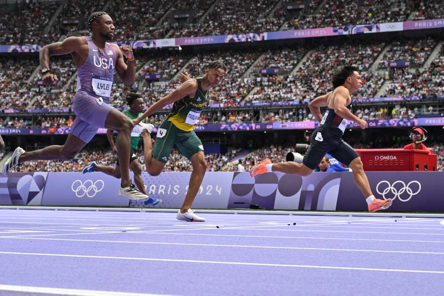 Britain's Louie Hinchliffe (R) crosses the finish line ahead of US' Noah Lyles (L) and South Africa's Shaun Maswanganyi 