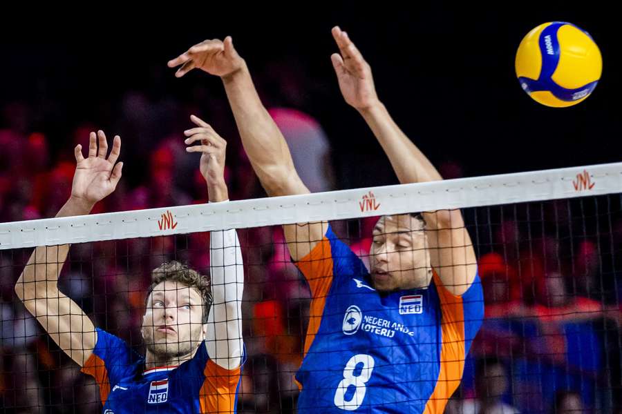 De Nederlandse volleyballers konden een nederlaag niet voorkomen tegen Servië