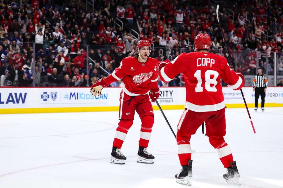 Moritz Seider (l.) durfte nach einer Durststrecke mal wieder einen Sieg in der NHL feiern.