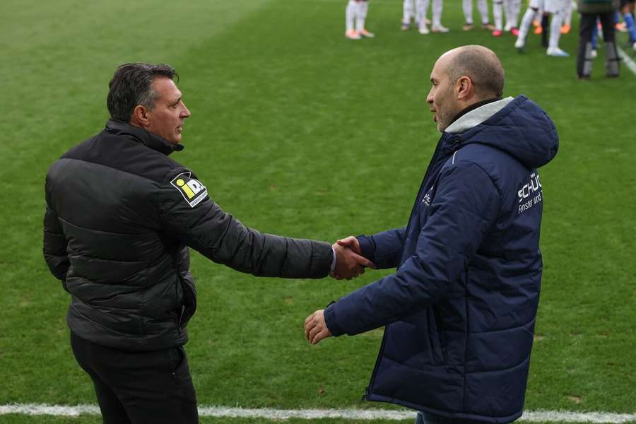 Die beiden Trainer Alois Schwartz (li.) und Daniel Scherning (re.) vor Spielbeginn