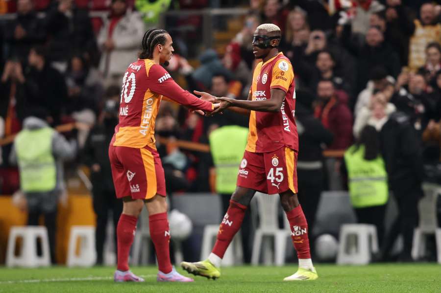 Leroy Sané e Victor Osimhen celebram juntos durante a vitória do Galatasaray Leroy Sané e Victor Osimhen celebram juntos durante a vitória do Galatasaray
