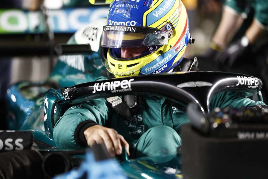 Alonso a entrar no seu Aston Martin