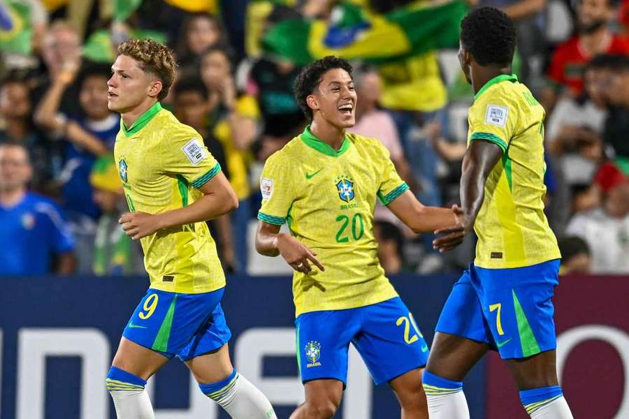 Jogadores do Brasil celebram triunfo contra Marrocos