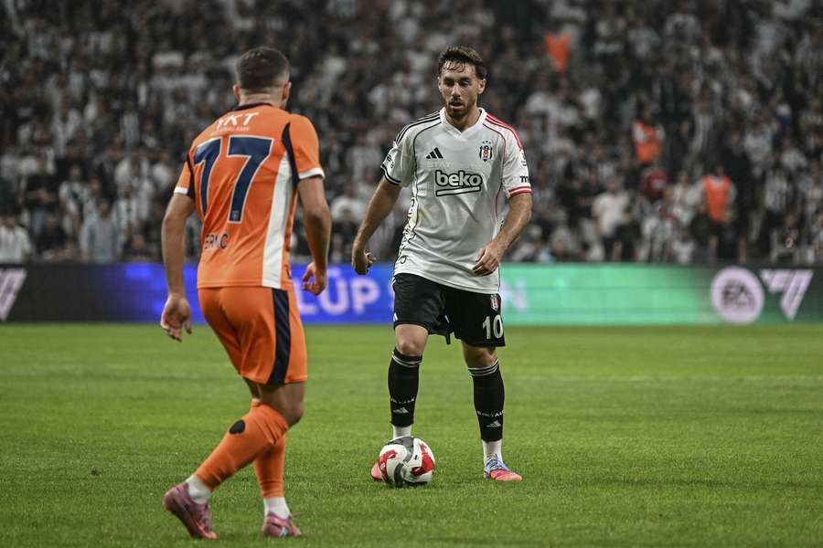 Orkun Kokçu, antigo médio do Benfica, ao serviço do Besiktas Orkun Kokçu, antigo médio do Benfica, ao serviço do Besiktas