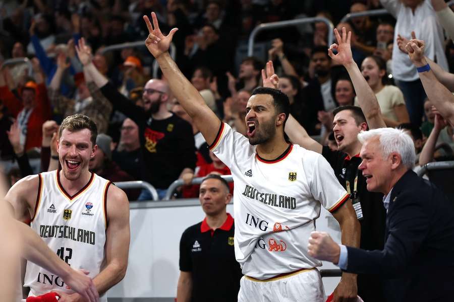 Die deutschen Basketballer um Andreas Obst (l.) und Johannes Thiemann (M.) erwarten die Auslosung für die EuroBasket 2025.