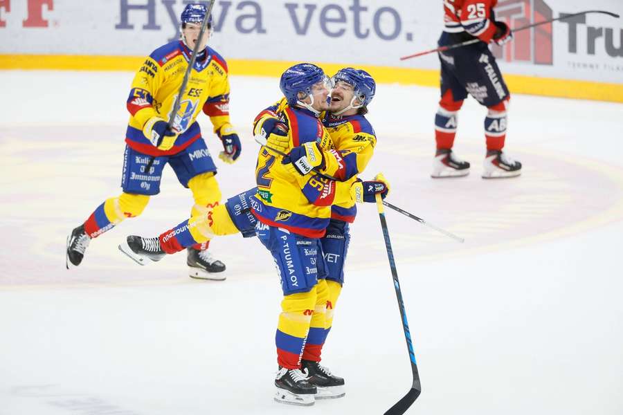 Jesper Olofsson (centre) put Jukurit ahead late on Jesper Olofsson (centre) put Jukurit ahead late on