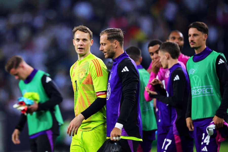 Manuel Neuer (l.) könnte ein Herausforderer für Oliver Baumann bei der WM 2026 werden.