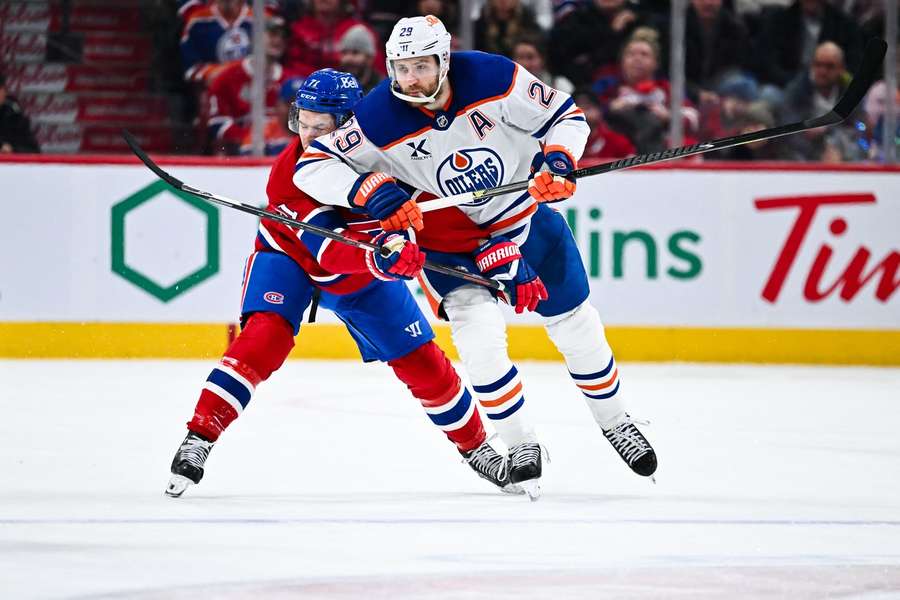 Leon Draisaitl erwischt seinen Gegenspieler im Gesicht.