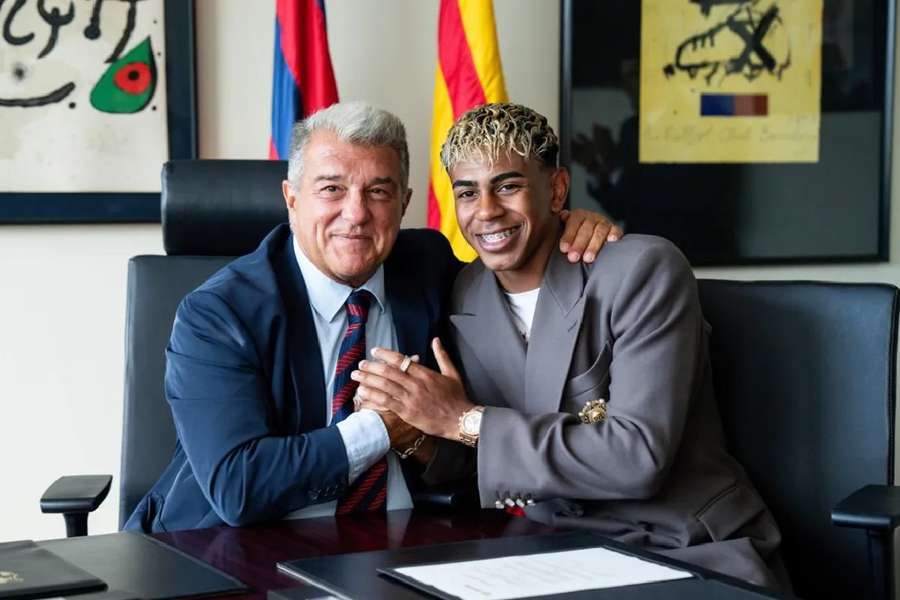 Lamine Yamal y Joan Laporta, juntos tras la firma de su nuevo contrato 