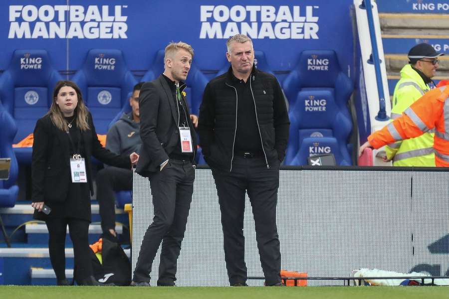 Dean Smith overtager roret i Leicester og skal styre dem sikkert væk fra nedrykningspladserne.