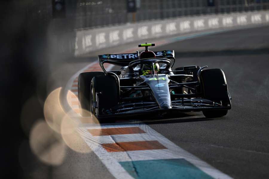 Lewis Hamilton, da Mercedes, corre durante a segunda sessão de treinos livres Lewis Hamilton, da Mercedes, corre durante a segunda sessão de treinos livres