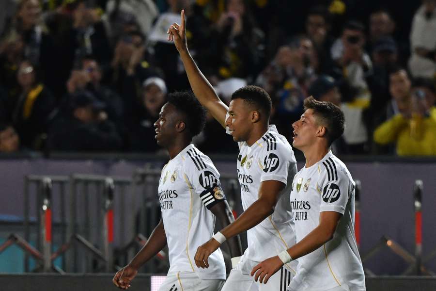 Mbappé celebra su segundo gol junto a Vinícius y Güler