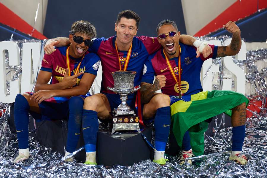 Lamine Yamal, Lewandowski y Raphinha, felices y sonrientes