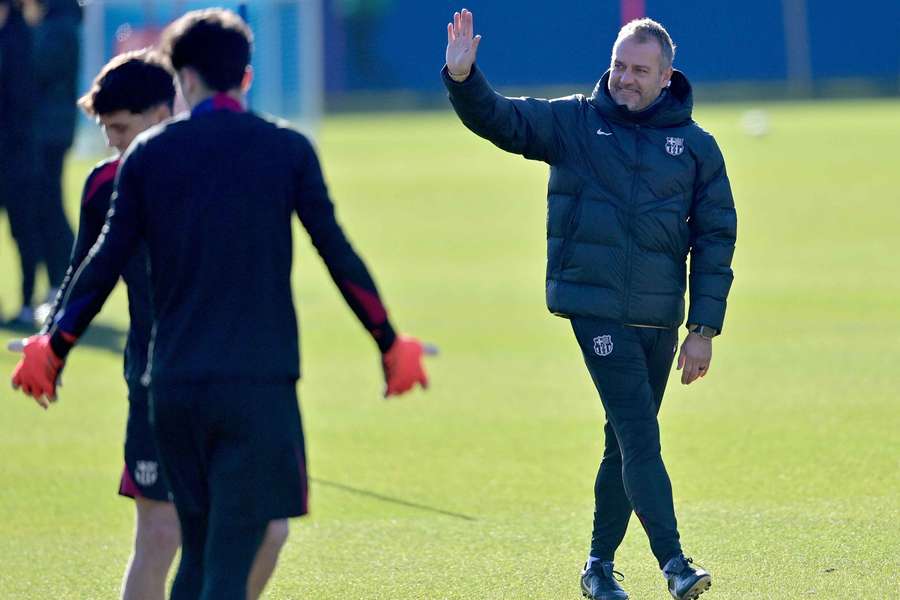 Hansi Flick saluda a la afición en un entrenamiento.