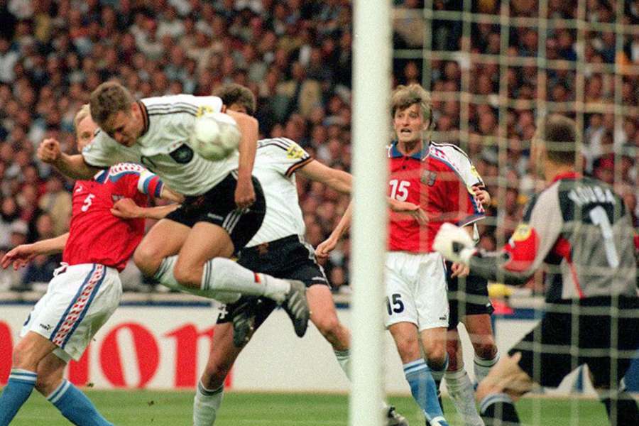 Bierhoff, ante Chequia en la Eurocopa de Inglaterra 1996