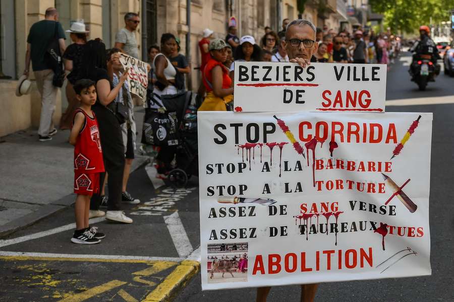 Un hombre protesta durante el Tour de Francia.