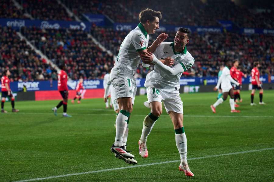 Terrats celebrando uno de los goles de su doblete