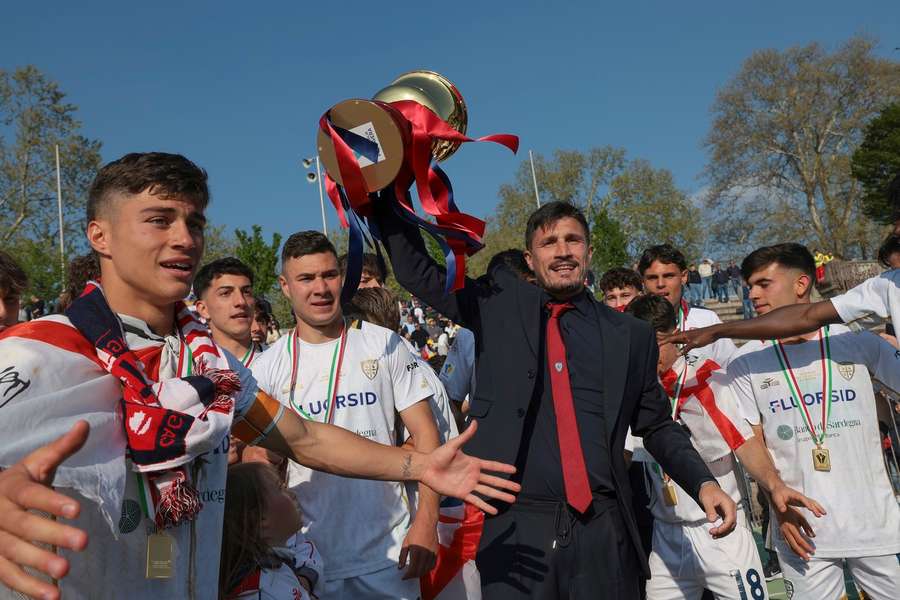 Fabio Pisacane con la Coppa Italia Primavera