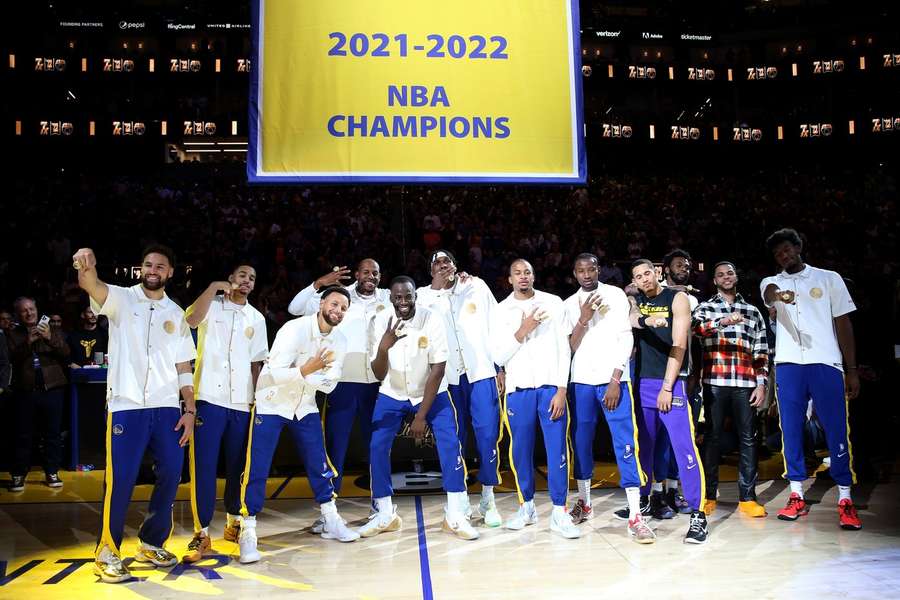 Warriors zapózovali pred úvodným duelom novej sezóny s majstrovskými prsteňmi.