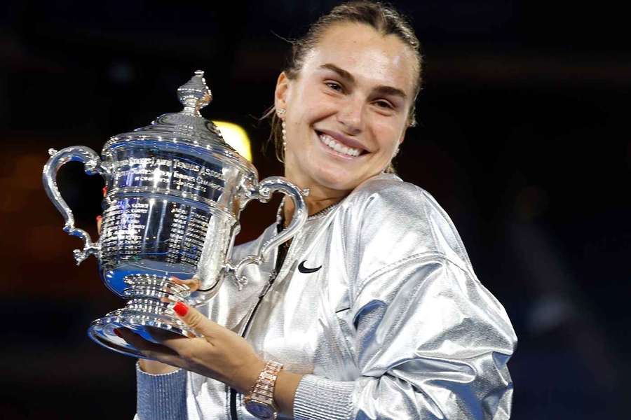 Aryna Sabalenka cu trofeul de la US Open