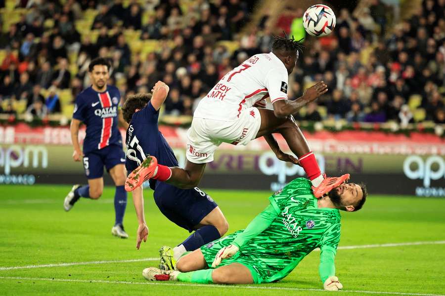 Brankář PSG Gianluigi Donnarumma utrpěl v prosinci zranění poté, co ho nešťastně kopl Wilfried Singo z Monaka. Na tváři mu zůstane jizva. Brankář PSG Gianluigi Donnarumma utrpěl v prosinci zranění poté, co ho nešťastně kopl Wilfried Singo z Monaka. Na tváři mu zůstane jizva.
