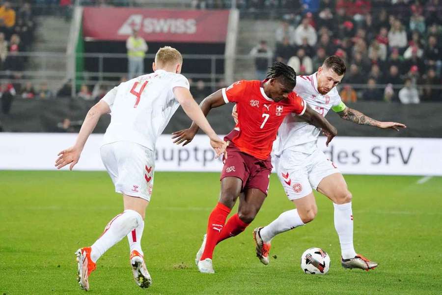 Embolo em ação com Victor Nelsson e Pierre-Emile Højbjerg 