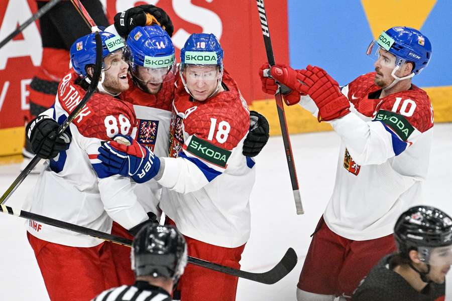 Češi se radují z druhého gólu v kanadské síti.