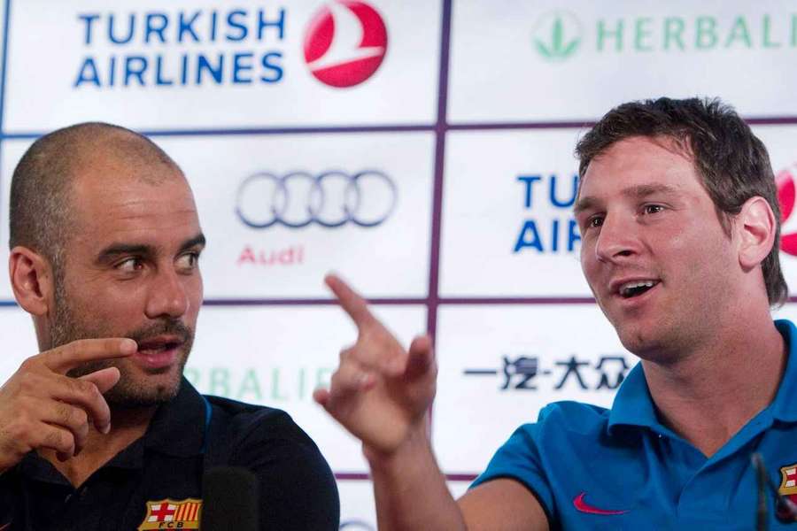 Pep Guardiola și Lionel Messi, la o conferință de presă a Barcelonei susținută în Beijing în 2010