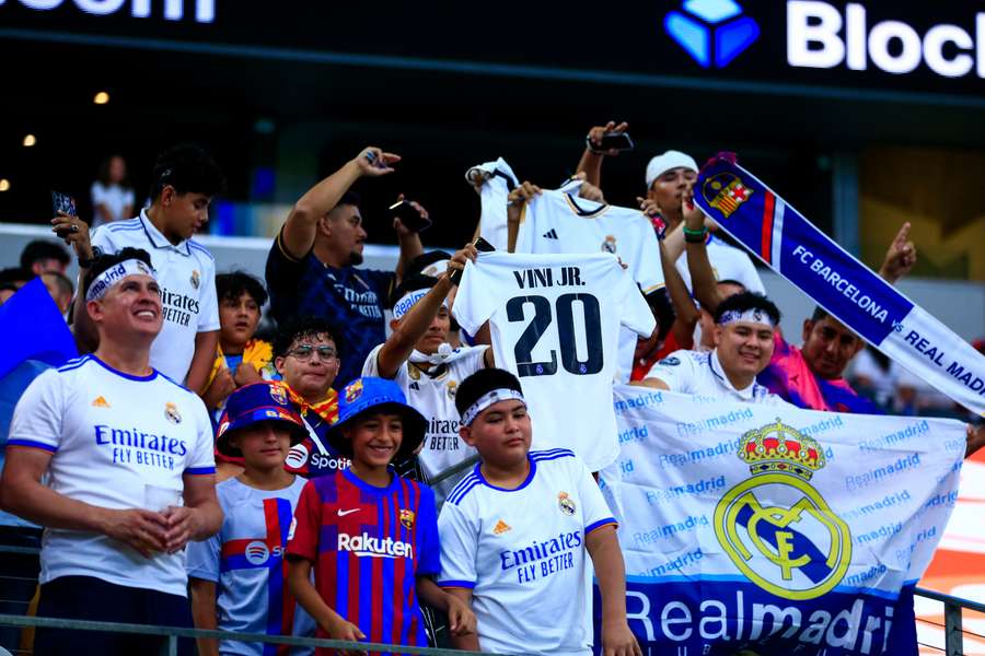 I tifosi esultano prima dell'inizio di un'amichevole di calcio pre-stagionale tra il Barcellona e il Real Madrid