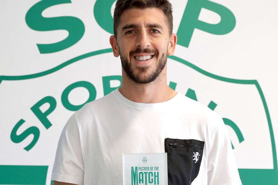 Paulinho recebeu esta terça-feira o prémio de melhor em campo diante do Rio Ave, para os adeptos do Sporting