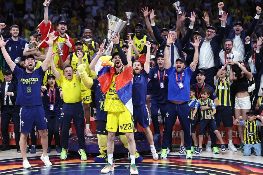 Marko Gudurič slaví s vítěznou trofejí.