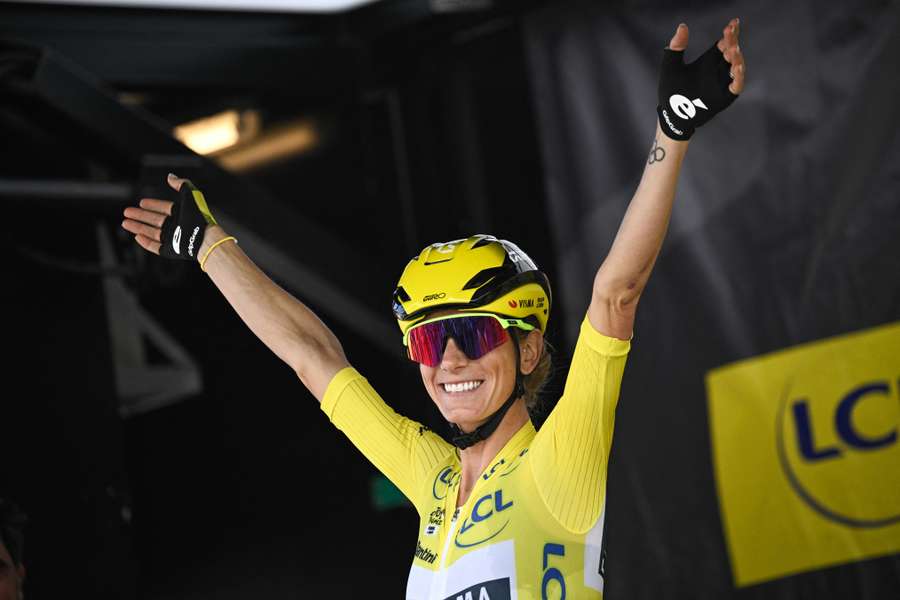 Pauline Ferrand-Prévot celebra a conquista do Tour Pauline Ferrand-Prévot celebra a conquista do Tour