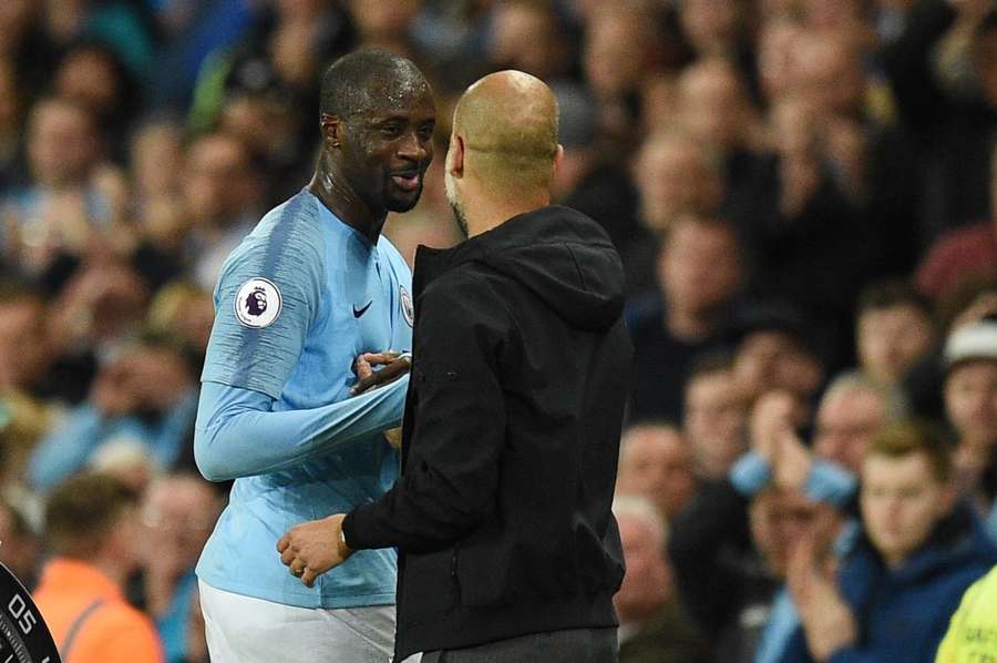 Yaya Touré cumprimenta Guardiola