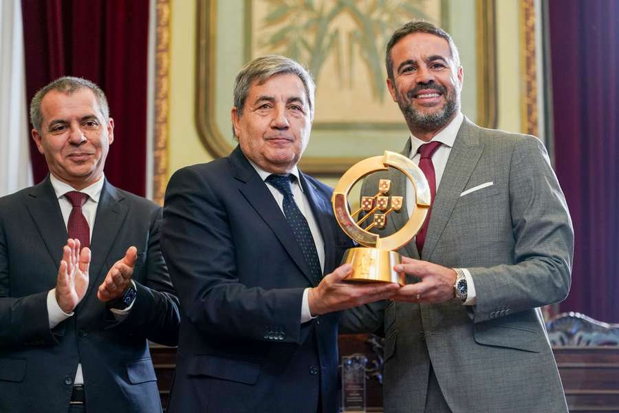 Artur Jorge recebeu o troféu Quinas de Ouro das mãos de Fernando Gomes