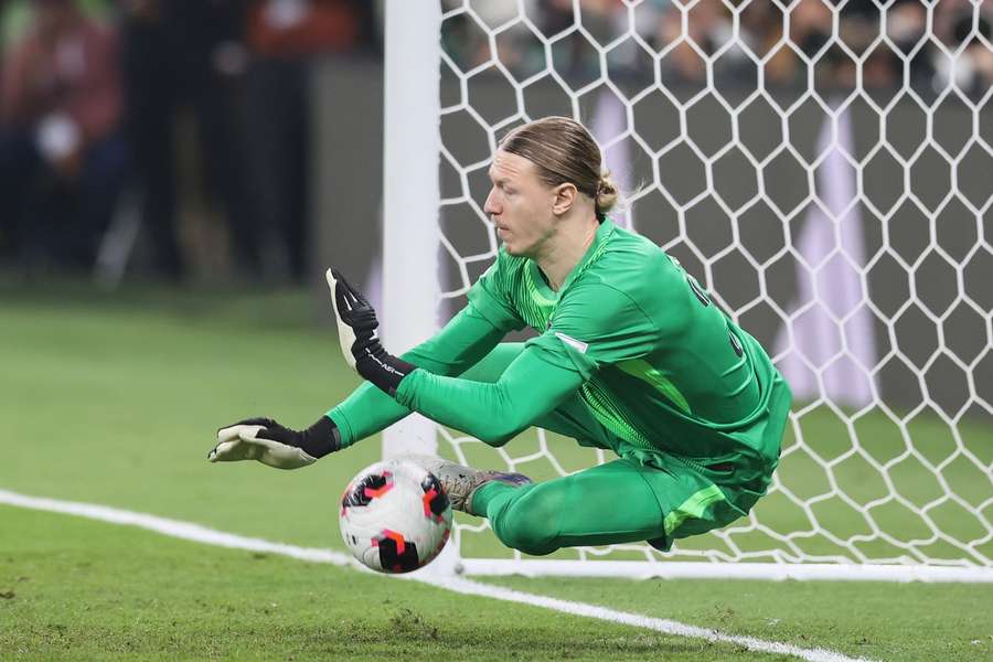 Matvey Safonov apără un penalty la loviturile de departajare Matvey Safonov apără un penalty la loviturile de departajare