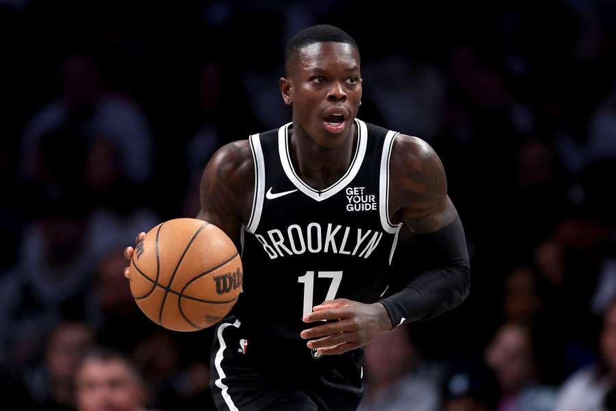 Dennis Schröder am Ball für die Brooklyn Nets.