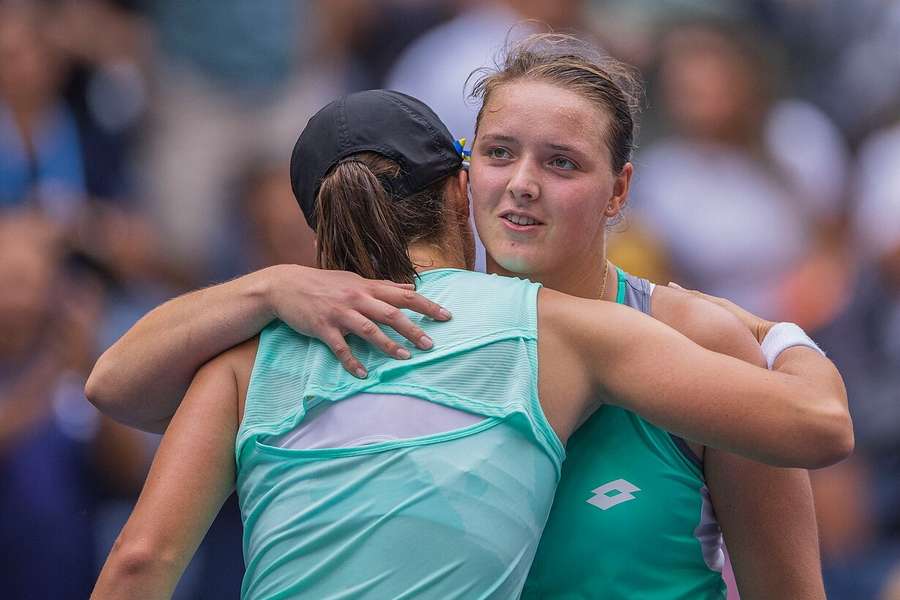 Niemeier (rechts) wird nach ihrem Ausscheiden bei den US Open 2022 von Swiatek umarmt