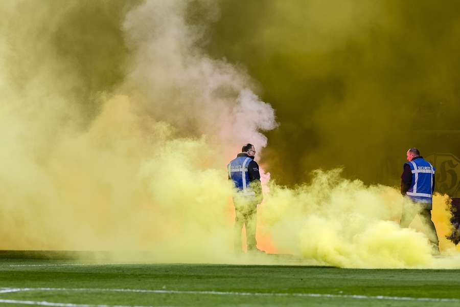 Vuurwerk op het veld bij NAC Breda - Willem II