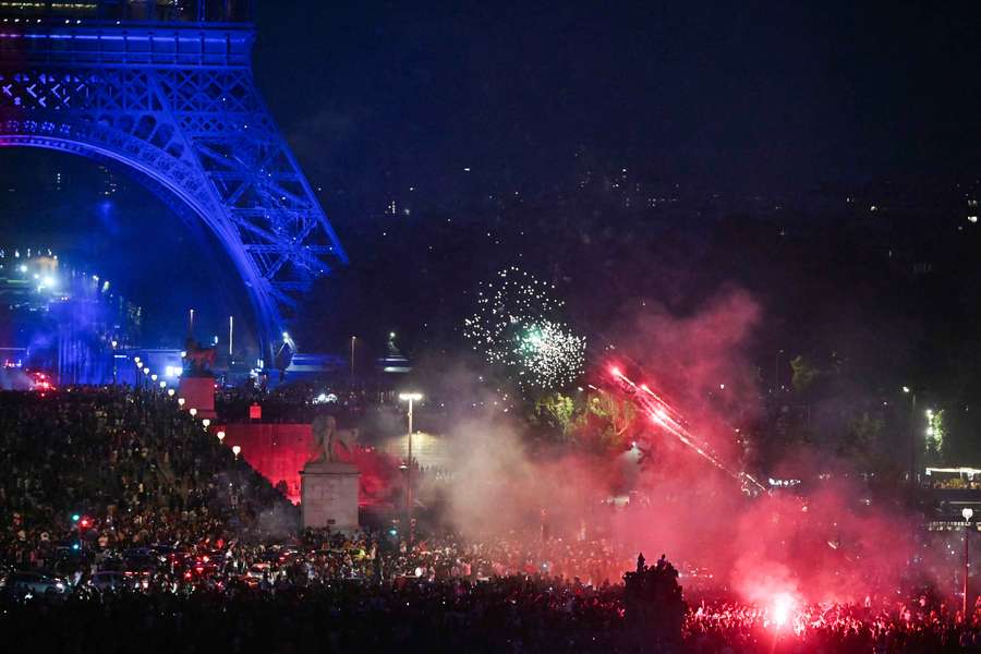 Les supporters dans Paris samedi. Les supporters dans Paris samedi.