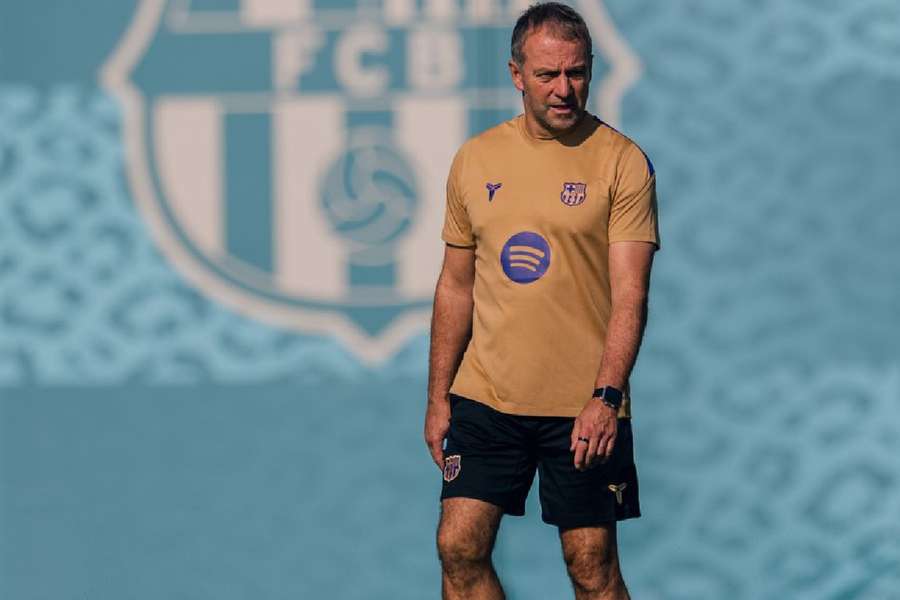 Hansi Flick, durante el entrenamiento previo al duelo ante el Betis Hansi Flick, durante el entrenamiento previo al duelo ante el Betis