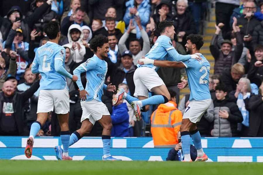 Phil Foden festeja com Matheus Nunes, autor do segundo golo do Manchester City