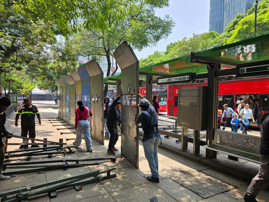 Safety barriers are being installed around The Angel of Independence in Mexico City Safety barriers are being installed around The Angel of Independence in Mexico City