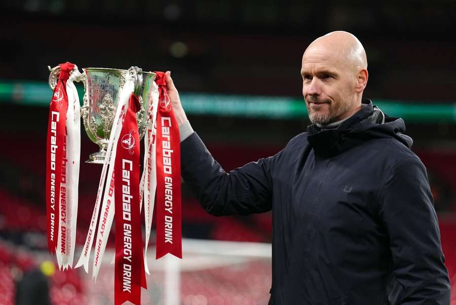 Erik ten Hag com o troféu da Taça da Liga