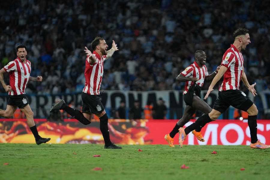 Estudiantes celebra un gol