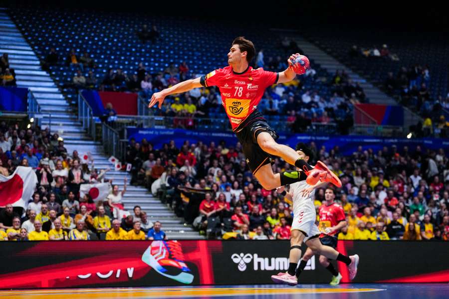 Djordje Cikusa lanza a portería durante el España-Japón