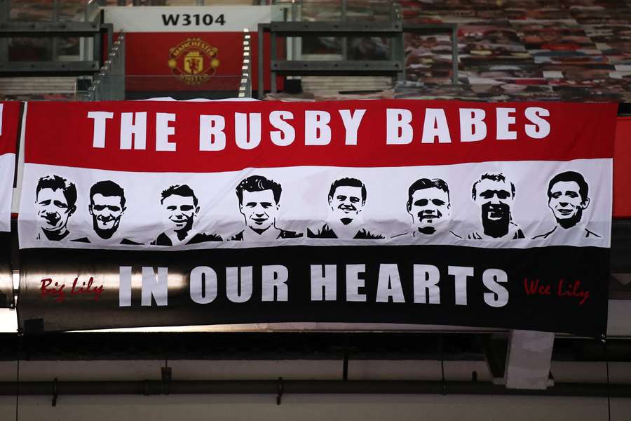 Een vlag ter ere van 'The Busby Babes' is te zien in het stadion ter gelegenheid van de 63e herdenking van de vliegramp in München