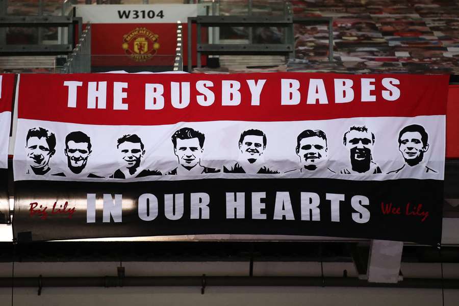 Een vlag ter ere van 'The Busby Babes' is te zien in het stadion ter gelegenheid van de 63e herdenking van de vliegramp in München