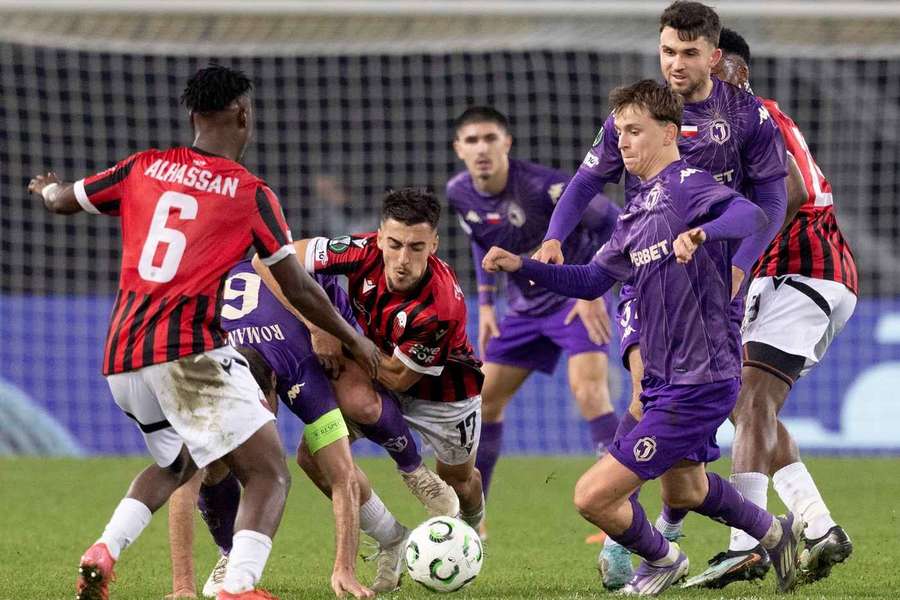 Ujęcie z meczu Shkendija - Jagiellonia tuż przed kopnięciem Alhassana w głowę Zejnullaia Ujęcie z meczu Shkendija - Jagiellonia tuż przed kopnięciem Alhassana w głowę Zejnullaia